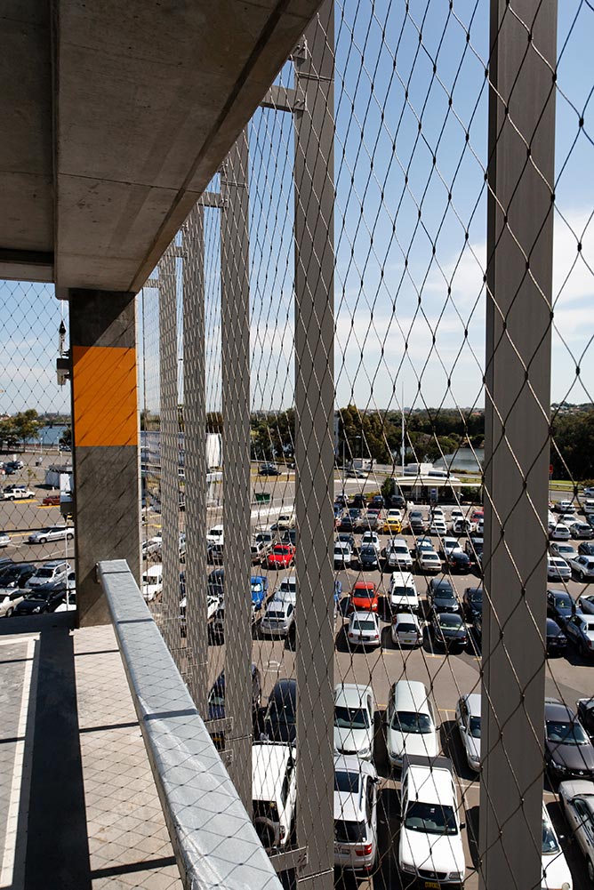 The use of Carl Stahl X-Tend stainless steel mesh on the southern face of the Sydney International Airport Multi-Storey Carpark, represents the first tensile wire mesh façade application in the Southern Hemisphere.