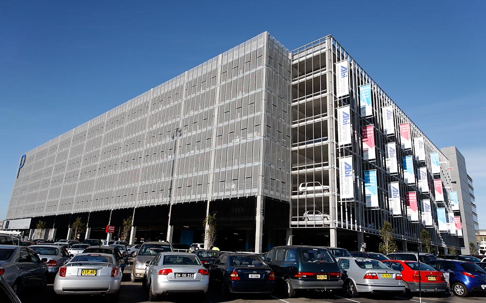 The use of Carl Stahl X-Tend stainless steel mesh on the southern face of the Sydney International Airport Multi-Storey Carpark, represents the first tensile wire mesh façade application in the Southern Hemisphere.