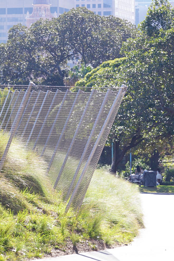 The stainless steel mesh fence of Prince Alfred Park Pool has some very complex geometry, and almost every component was custom-fabricated. A plan view of the pool fence can be perceived as a straightforward boundary fence, but when laid over the site’s non-planar geography, it becomes a ribbon-like, freeform structure.