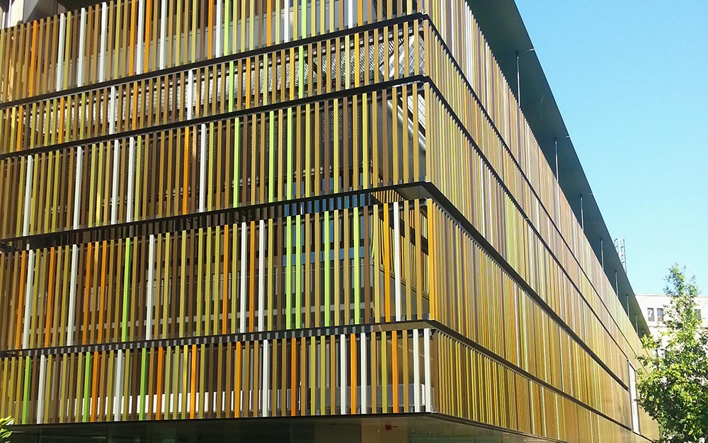 Ronstan Tensile Architecture engineered an ARS3 rod support structure with custom cable braces to carry the coloured aluminium battens of the UQ Michie Building