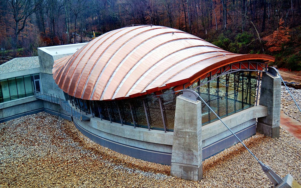 The engineers used bridge technology to create the cable-suspended roof structures of the Crystal Bridges Museum of American Art. To achieve the goal of this unprecedented design, they turned to Ronstan Tensile Architecture.
