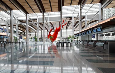 This suspended sculpture was installed as the centerpiece of several art exhibits commissioned by the Sacramento Metropolitan Arts Commission. Ronstan provided multiple ACS2 Stainless Steel Cables that bear the full weight of the suspended sculpture yet appear nearly invisible in contrast to the bright red rabbit.