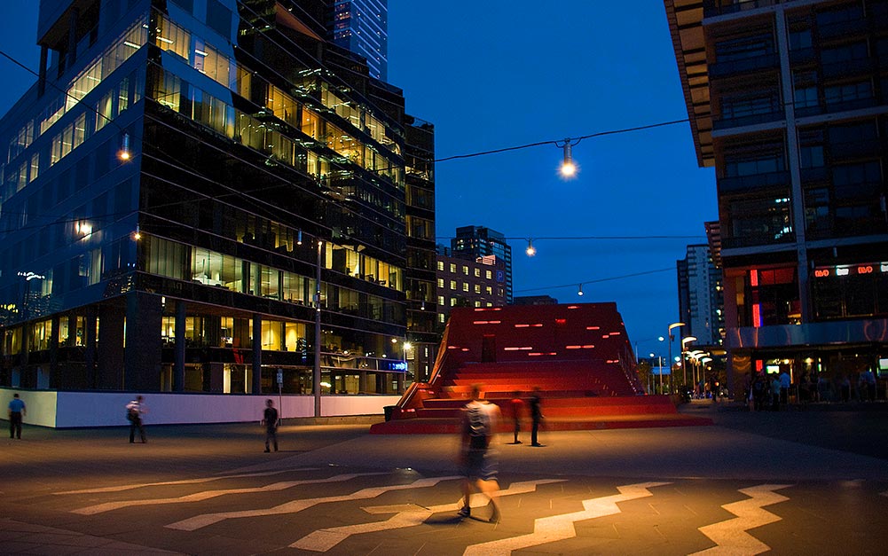 Suspended luminaires illuminate key features of the space with pin point accuracy and provide essential security and ambience. The final catenary lighting system is similar to that which Ronstan Tensile Architecture executed at the renowned Federation Square.